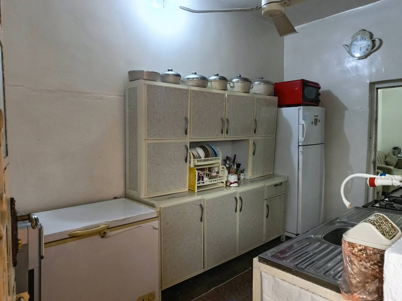 السلام عليكم بيت للبيع في توله فروش قرب جامع الرحمن ومدرسة جرير
محتويات البيت غرفة نوم كبيره واستقبال كبير ومطبخ وصحيات وكراج بالاضافه الى ذلك ترك ودرج خارجي في نهاية البيت
جنس العقار رقم بلديه مقدم معاملة طابو
مساحة البيت 110 متر
السعر 37 مليون وبي مجال 
للاستفسار الاتصال على الرقم ***********
