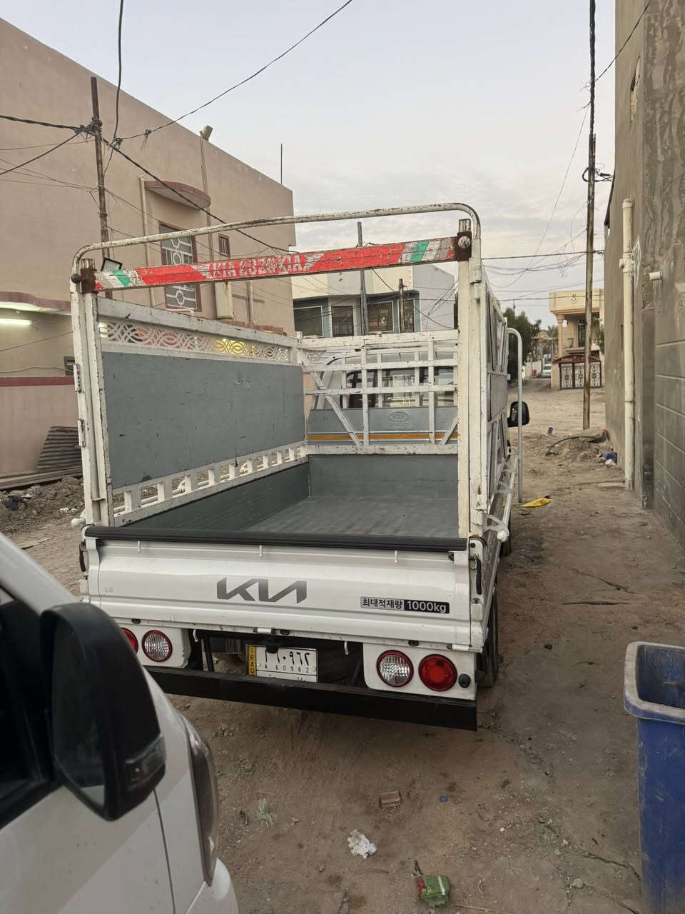 السلام عليكم كيا للبيع موديل 2022 ماشية 100 الف سيارة نضيفة ترايها جديد السعر 138 ورقة مع المحجر 141 رقم صاحب السيارة ***********
