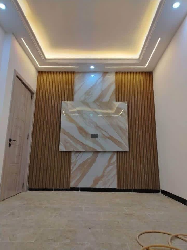 للبيع 100 م بناء حديث وتصميم متكامل! 🏠✨
الموقع: حي الجهاد - منطقة الأمانة (خلف الشارع العام مباشرةً - موقع مميز ).

المساحة: 100 متر مربع (واجهة 5م × نزال 20م).

نوع العقار: طابو ملك صرف (سند جاهز).

التصميم الداخلي:

3 غرف نوم مريحة.

صالة استقبال واسعة ومطبخ حديث.

حمامات عدد 2 + منور لتهوية مثالية.

بيتونة وسطحين (استغلال ذكي للمساحات).

المواصفات الفنية:

أرضيات مرمر فاخرة.

أبواب "قاصة" تركي توفر أعلى درجات الأمان.

شبابيك ألمنيوم (سلايت ومفصلي) لعزل ممتاز.

المنزل جاهز للسكن الفوري ولا يحتاج لأي مصاريف إضافية!

📍 للتواصل والاستفسار:

اتصال أو واتساب: ***********.
