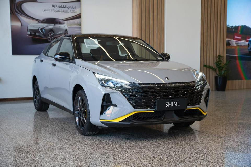 للبيع – دونغ فينغ شاين 🚘
رقم بغداد  بأسمي شرط التحويل 
الموديل:- 2025
المحرك :- 1500 تنفس طبيعي 
ناقل الحركة (الگير) :- 6 نمره دبل كلج Dct
الممشى :- 1500 زيرو بعدها 
اللون :- سمنتي 
الضمان :- 6 سنوات او 200 الف كيلو 
الوكالة:- وكاله ليث العبيدي 
المواصفات :- فول مواصفات تنفس طبيعي مو تيربو 
مقاعد جلد بطابع رياضي
كاميرات 360 درجة وحساسات خلفية 
تبريد خلفي 
شاشه لمس (الشاشه محدثها بالشركه) 
 امكانيه ربط الموبايل على الشاشه Carbitlinke 
ABS
مرايات تحكم كهربائي 
بلوتوث & usb
كروس كونترول
ايرباك
السعر :- 19700 وبيها مجال زيرو فول سعرها 20400 اني اشتريتها 
العنوان :- بغداد
للتواصل :- *********** متوفر واتساب
