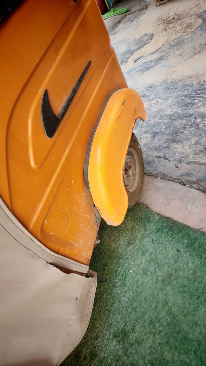 سلام عليكم تكتك 21 شهر 1
صفر تعمير صفر صبغ مرقمه سنويه بسمي بس لوحات مشادله ولبيبان مال تكتك شالعهن اكو باب بي طعجه وهاي كدامكم سعره 7500 وقابل للتفاوض رقمي *********** 
ملحوضه الصوت الي بل مقطع من المكينه مشتغله هاذ صوت الباب الخلفي مال محرك يهتز
