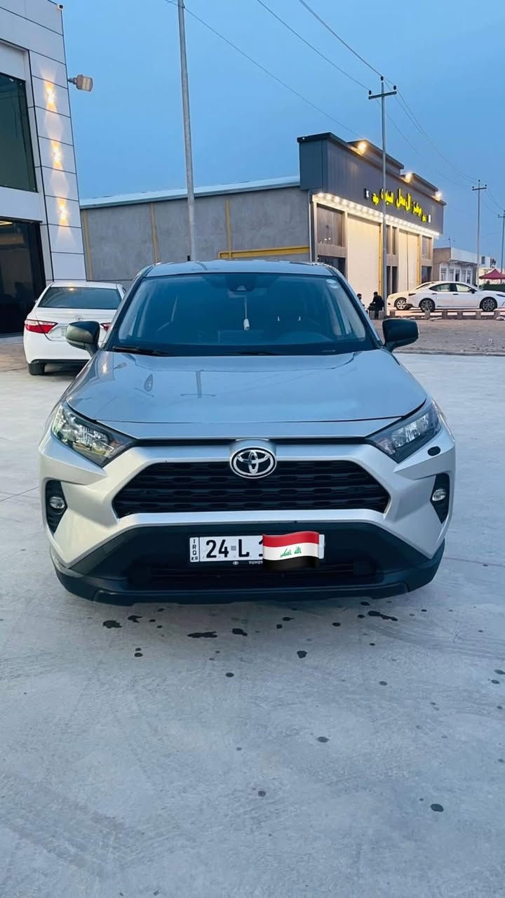 راف RAV 4
المواصفات Le
كلين تايتل اللون سلفر 
رقم دهوك جديد هزه جديده
بدون صبغ كلين 
به رصعات قليله متفرقه 
السعر 230 وبه مجال قليل 
 
 اسيا:***********
زين           :***********
السياره ماشيه 60 الف 
موديل 2022 
 مكلف بنشر خابر ع الارقام 🫡
