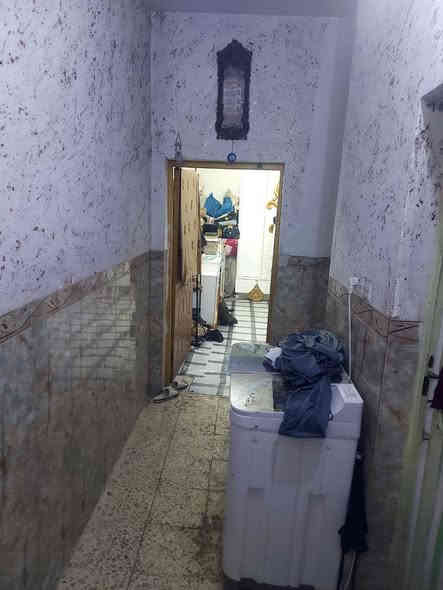 السلام عليكم بيت ١٠٠ متر قاطين جاهز لبيع ومناسب بل الف بنص البناء مي وكهرباء ومجاري ٣ غرف نوم سعره ٨٢ 
الاتصال ***********
