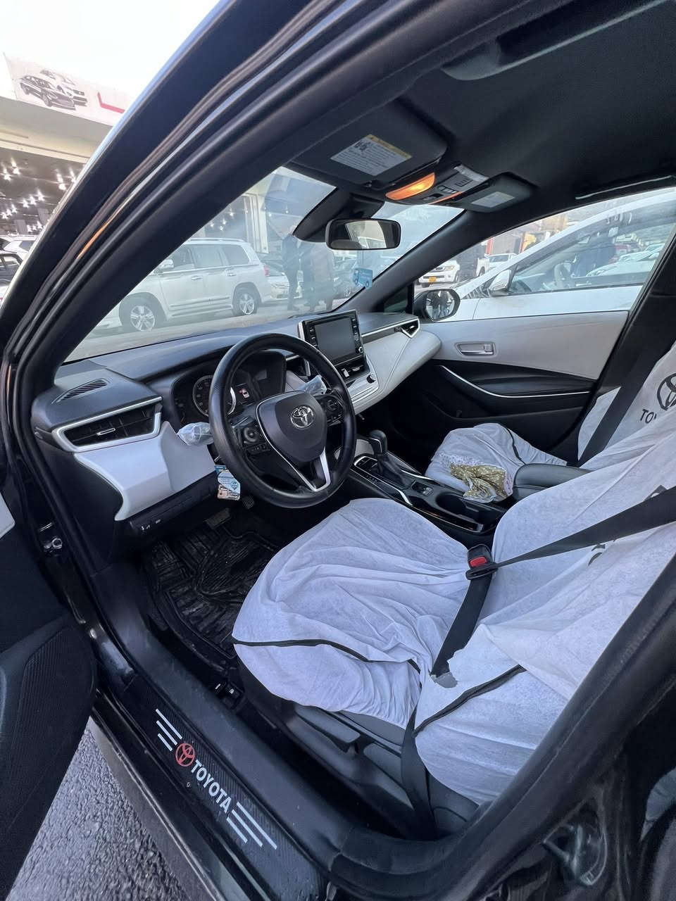 اسم السيارة و نوعها و موديل : تويوتا كورولا 2020 Se
سعر و مجال :137 ورقة
غرامة : لايوجد 
عدد سلندر + المحرك حجم المحرك :٤سلندر حجم 2.0L
عدد الممشة : 110 الف ميل
مكينة مفتوحة : لا 
الكير مفتوح :لا 
المكينه بيها نفخ :لا 
عدد قطعة الصبخ + امكنها : بوند و صندوق
تعديل بارد : صندوق
الايربكات : سليمة
الشاصي و الدواخل : سليمة 
رقم الشاصي  : JTDS4RCE9LJ016916
تحويل او وكالة :موجود
عنوان : دهوك 
تبديل : يوجد
قسط : لا يوجد
رقم الهاتف :***********
