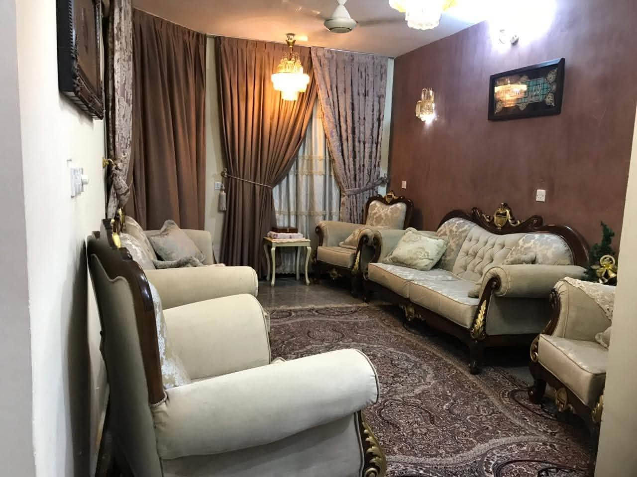 تخم عشر مقاعدللبيع نطيف ٩٠٪؜ تركي خشب زان ملكي المكان بغداد الاتصال *********** السعر ٦٠٠ بي مجال
