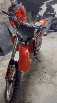 سلام وعليكم قفاز KTM ولفات لبيع مكينه 250دراجه حلوه ونضيفه شوفت عينك وله واصله فيتر دراجه جديده مكفوله كفاله عامه من كلشي نكره لصبح ماشالله بس بيه كسر بل جاملغ لخلفي وسويته موجود عندك بل فديو واضح دراجه رايده ٢٨  ورقه وبيه مجال ستفسار اكثر موجود خاص وهاذا رقمي *********** مكاني بغداد الاعظميه
