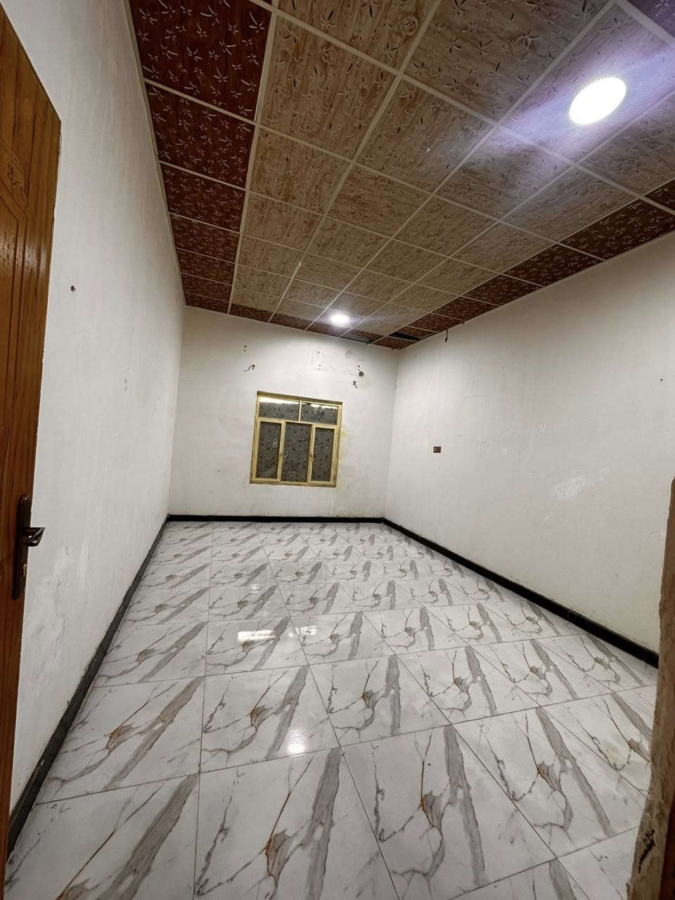 سلام عليكم دار سكن البيع
ابو الخصيب كوت الحمداني غرب المحكمه 
مكون من غرفتين وصاله ومطبخ وحمام داخلي وخارجي وديوان وكراج واسع 
بناء 🔨 حديث 
وقف اصولي مسجل وكبل يتوحل بسمك 
المساحه 220متر
السعر 53 
استفسار 
***********
