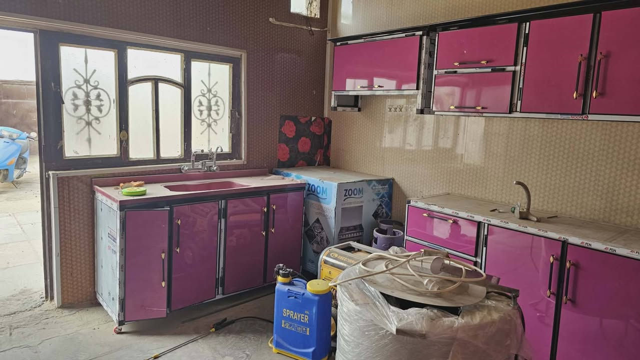 السلام عليكم ورحمة الله وبركاته يوجد الدينا بيت للبيع مساحه البيت الكليه 650
بناء 200 بلوك بي غرفتين مساحه 5×3 ونص
صاله 12 ×4
مطبخ 3ونص ×3 ونص 
براني 4×5ونص 
صحيات حمام وتواليت ومنزع داخلي وحمام وتواليت خارجي 
مجاري جديده وماي جديد درجه اوله البيت وياه كاونتر تسكام وجديده بعده وياه سبلت كنتوري 1 منصوب ما و2 طن منصوب ومكيف مستعمل كلهن منصوبات بس ما مشتغلات  ومحل 5×4 وحديقه داير البيت انواع الفواكه  ونخل البيت اثثته وماكاعد بي الأرضيه شتايكر وصطح شتايكر ***********
