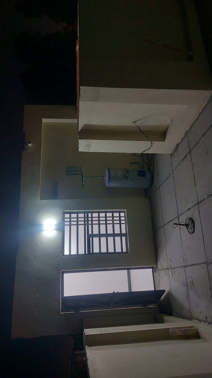 للبيع مشتمل حي القادسيه على ساحة بناء جديد بناء ملاج درجه اولى طابقين ثلاث غرف نوم وصاله واستقبال ومطبخ منطقه ال٣٠٠٠ قرب حي الامير وشارع الزهور السعر ١٦٠ مليون مع المجال للاتصال *********** مجتبى معله او مراجعه مكتب ضي الحسن للعقار النجف الاشرف حي الزهراء شارع الكيات مقابل جامع الزهراء
