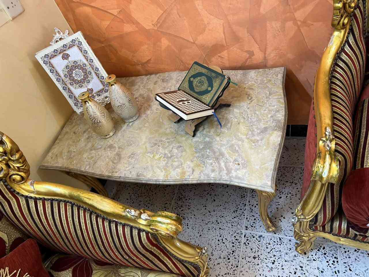 السلام عليكم
تخم ونص زان مصري ملكي 15 مقعد 

3 قنفة 6 كرسي 2 طبلة كبير حجر مرمر 3 طبلة صغير 

 السعر مليونين للتواصل واتساب ***********
