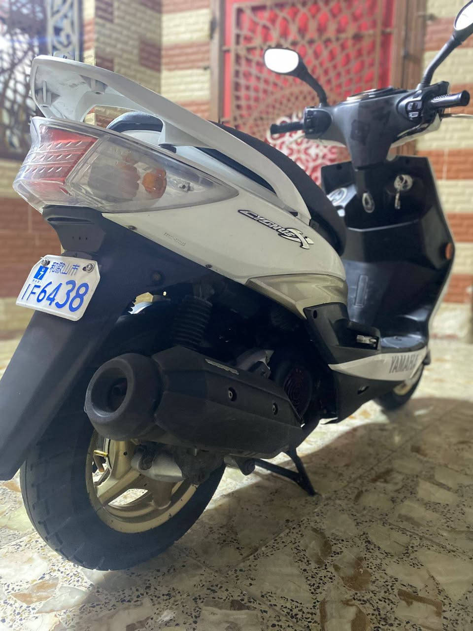 السلام عليكم 
دراجة سكنس فحل حديث جديدة لوك
سرعة 140 نوزل خين اسلف بلادي 
كفرات اصليه ومختمة ختم واحد مع محرك 
وراقها ابسمي ام طلاعات ستاند كهرباي حساس
عداد كتروني شغال سويج بلادي مرايات اصليه
شراي يتصل ***********
شر ضمان نطيك بلدراجة وكفاله عامه
