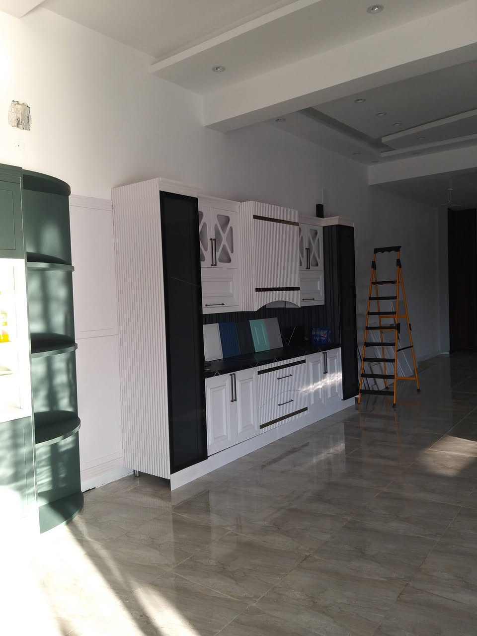 السلام عليكم ورحمة الله وبركاته  للراغبين في الإستثمار  يتوفر خط مصنع مطابخ درجه اولى مطابخ ميز شاشه دريس روم درجه اولى وتصاميم مختلفه تماما للتواصل  ***********
