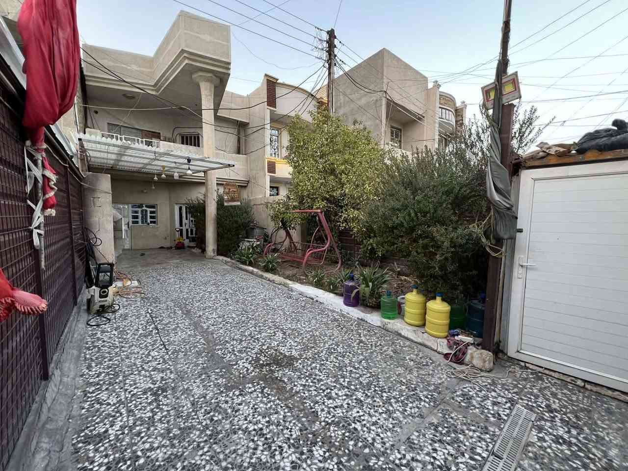 دار للبيع الشهداء شارع العوادي
عرض الشارع ١٦متر
مساحة الدار ١٥٠متر إضافة إلى ٤٨متر تشجير 
محتويات الدار 
صيحات خارجيه 
كراج يتسع لسيارتين 
حديقه 
استقبال
هول داخلي 
حمام 
صحيات 
مطبخ حار +مطبخ بارد 
غرفة نوم
الطابق الثاني 
غرفتين نوم 
حمام وصحيات 
بلكونه اماميه
سطح ممكن تحويله لغرفة نوم يحتاج لبناء ضلع واحد وسقف
السعر المطلوب ١٨٠ مليون وبيها مجال بسيط
للاتصال 
واتساب ***********
مباشر ***********
