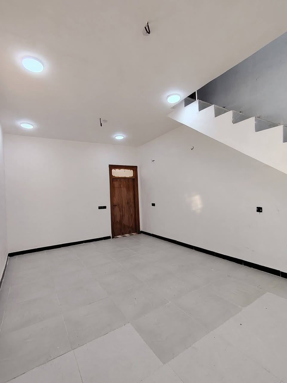 للبيع 50متر درجه اولى موقع حلو
اسعر 19وبي مجال 
بناء فول طابوق جمهوري واساس وسقف صب كونكريت 
تبليط الباب البيت 
سند 25طابو زراعي  
للستفسار ***********
