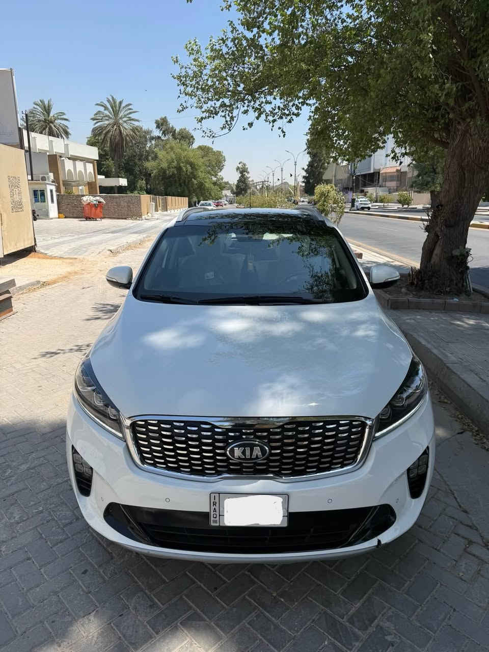 كيا سورنتو 2020 خليجي الشركة الدولية 
رقم بغداد تحويل مباشر بأسمي 
( ماشية 125km الف ) مكاني بغداد          
المواصفات 🔻 
حجم محرك 6 سلندر دوش 
تحكم ستيرن جهتين 
كروز سرعه (تحكم سرعه بالستيرن) 
شاشه بلاديه لمس  
يدات نيكل بلادي 
لدات امامي خلفي                    
مري جانبيه شفط كهربائي 
بصمة تشغيل + بصمه ابواب 
أشارة ترحيب باليدات عند الاقتراب 
تحكم كشنات كهرباء عدد 2
حساسات أمامي و خلفي 
اربع أنظمة قيادة 
ثلاث قطع تبريد  
سبعة راكب 
صندوق كهربائي 
بانوراما 
بردات خلفيه بلادي 
ويل كروم حجم 19 عدد 5 ويل 
شحن واير ليس 
بصمات عدد 2
باتري جديد 
( بيها تبديل بنيد ودعامية نفس اللون بلادي
وبيها صبغ نـص جاملغ الأمامي جهة الصدر وجاملغ الخلفي وبارد قليل ) 
اكفل محرك وكير وكهربائيات كفالة عامة عل فحص 
السيارة بدون شواصي او لغود وين ما يعجبك أفحـص 
عليها أدامة كاملة هايدروليك كير وفلاتر ودهن ودسكات متصرف عليها دينار  
منظومة تبريد جديدة بيها ضمان و على الفحص تبريد ثلج 
السيارة بيها سونار قبل يومين مسوي  
السعر ( 205$ ) وبيها مجال ان شاء الله 
🔸 *********** 🔸
