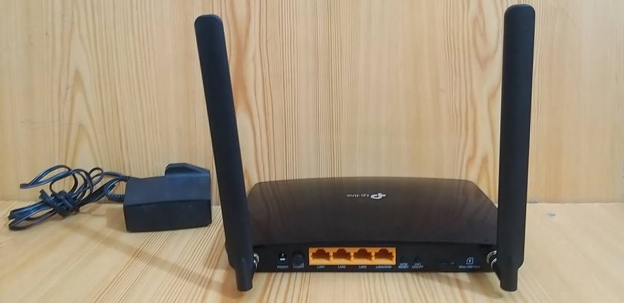 راوتر  TP_LINK   للبيع
+4G 

مفتوح رسمي لجميع ألشبكات 
أسيا __زين ___ كورك 

كات 6

 2.4 GHZ    ///  5 GHZ                          يبث بترددين 

منافذ لان عدد 4

منفذين للأنتنا الخارجيه  sma

ألسعر   ٧٠  ألف 

متوفر توصيل لكل محافظات العراق 

واتساب   ***********
