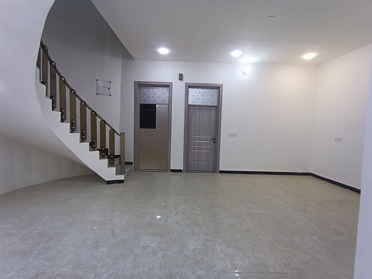 🏡 دار سكن للبيع في حي الفرات
استغلو الفرصة واشتري عقارك الان قبل تطبيق منصة عقاري

✨ بناء عصري وتشطيب فاخر – جاهزة للسكن

📐 المساحة: 200 متر
🏗️ البناء: كونكريت مسلح – درجة أولى
🏠 عدد الطوابق: طابقان

🔹 الطابق الأرضي:

- غرفتا نوم
- صالة كبيرة
- استقبال
- مطبخ
- طارمة
- صحيات داخلية وخارجية
- مناوير

🔹 الطابق الأول:

- غرفتا نوم
- صالة
- إحدى الغرف سويت
- سطح

⭐ مميزات العقار:
✅ واجهة مودرن بتصميم حديث
✅ تشطيب فاخر ومواد عالية الجودة
✅ موقع ممتاز مقابل ساحة وقريب من شارع 20 متر
✅ جميع الخدمات متوفرة: ماء، مجاري، كهرباء، تبليط، ومقرنص

📞 للاستفسار والمعاينة:
مراجعة مكتب علاء الخالدي للعقار أو الاتصال على الرقم:
***********
