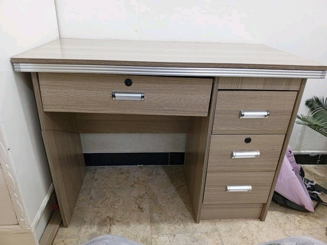 السلام عليكم 
هاذه المكتب للبيع والله اشتريته هوه او توصيله 100الف او اريده 70 او بيه مجال كلش بي كسر والله اول ماشتريته من نزلو نكسر
طول 100 سم 
عرض 51 سم
ارتفاع 74سم
رقم ***********