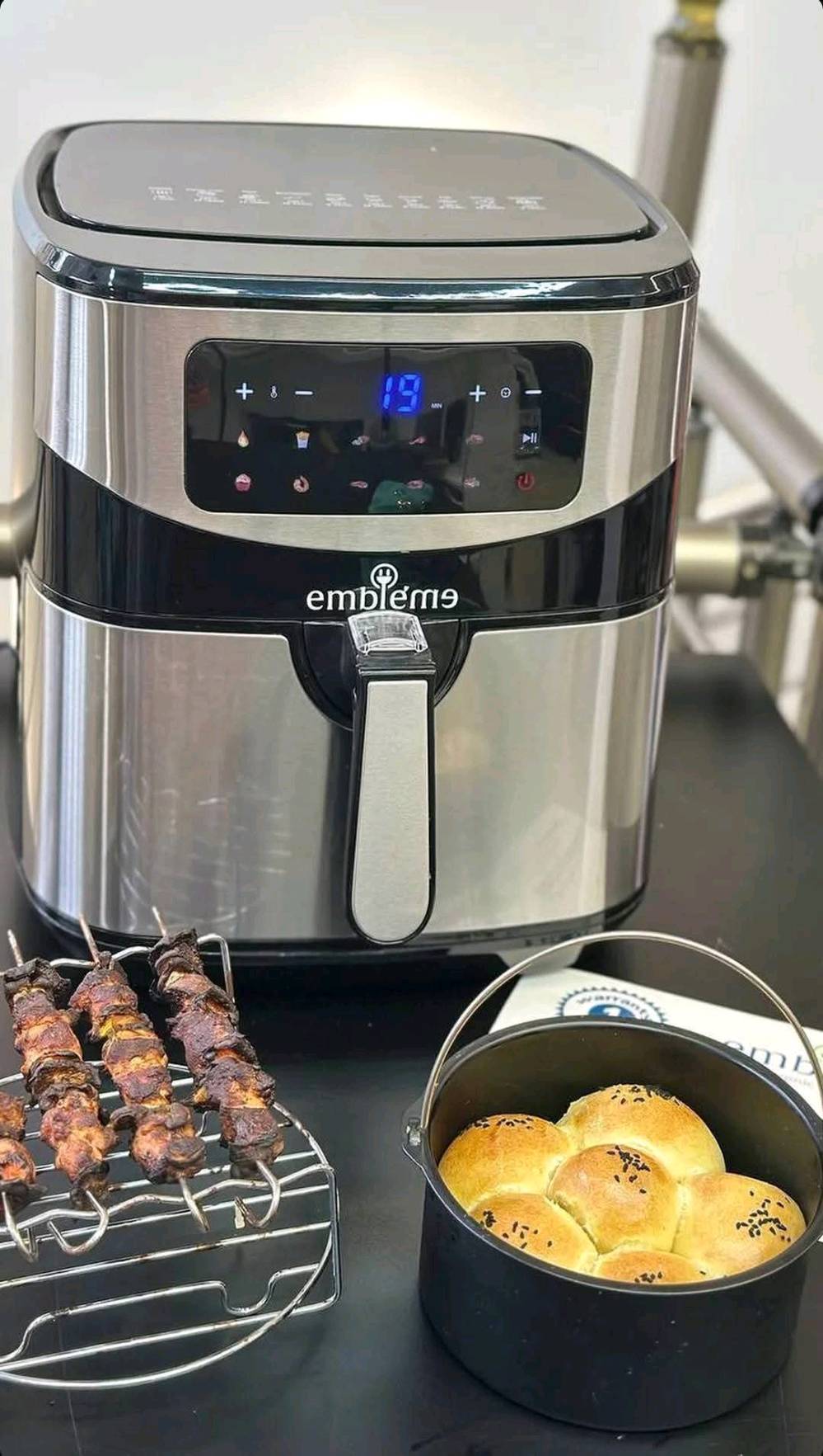 قلاية هوائية ماركة امبليوم
تصميم مميز داخل وخارج ستالنس ستيل 
🔺حجم 7 لتر حقيقي . 🍟🍕🍗
🔺شاشه دجيتال LCD تحكم باللمس 
🔺ملحقاتها : قالب كيك  ، مصفي دهن واشياش تكه
🔺 القدرة 1800 واط حقيقي ..
🔺 ضوء داخلي .
🔺 متعددة الاستخدامات.
🔺تعمل على شوي وقلي وطهي كافة انواع الطعام.
 
للحجز والأستفسار مراسلتنا 📩📨 
او الاتصال*********** واتساب 
التوصيل لجميع المحافظات 🇮🇶