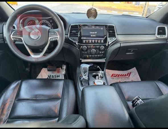 جيب 
كراند شيروكي 

موديل ٢٠٢٢

بدون حادث ( بيها طخة خفيفة بالجاملغ الخلفي من امريكا ومتصلحة )

مغلفه ppf كامل

ماشية ٦٤ الف ميل

فتحة سقف

بصمة

شاشة كبيرة

لون اسود

محرك ٦ سلندر تنفس طبيعي

مقاعد جلد

خزن ميميوري 
***********
وضعيات قيادة
