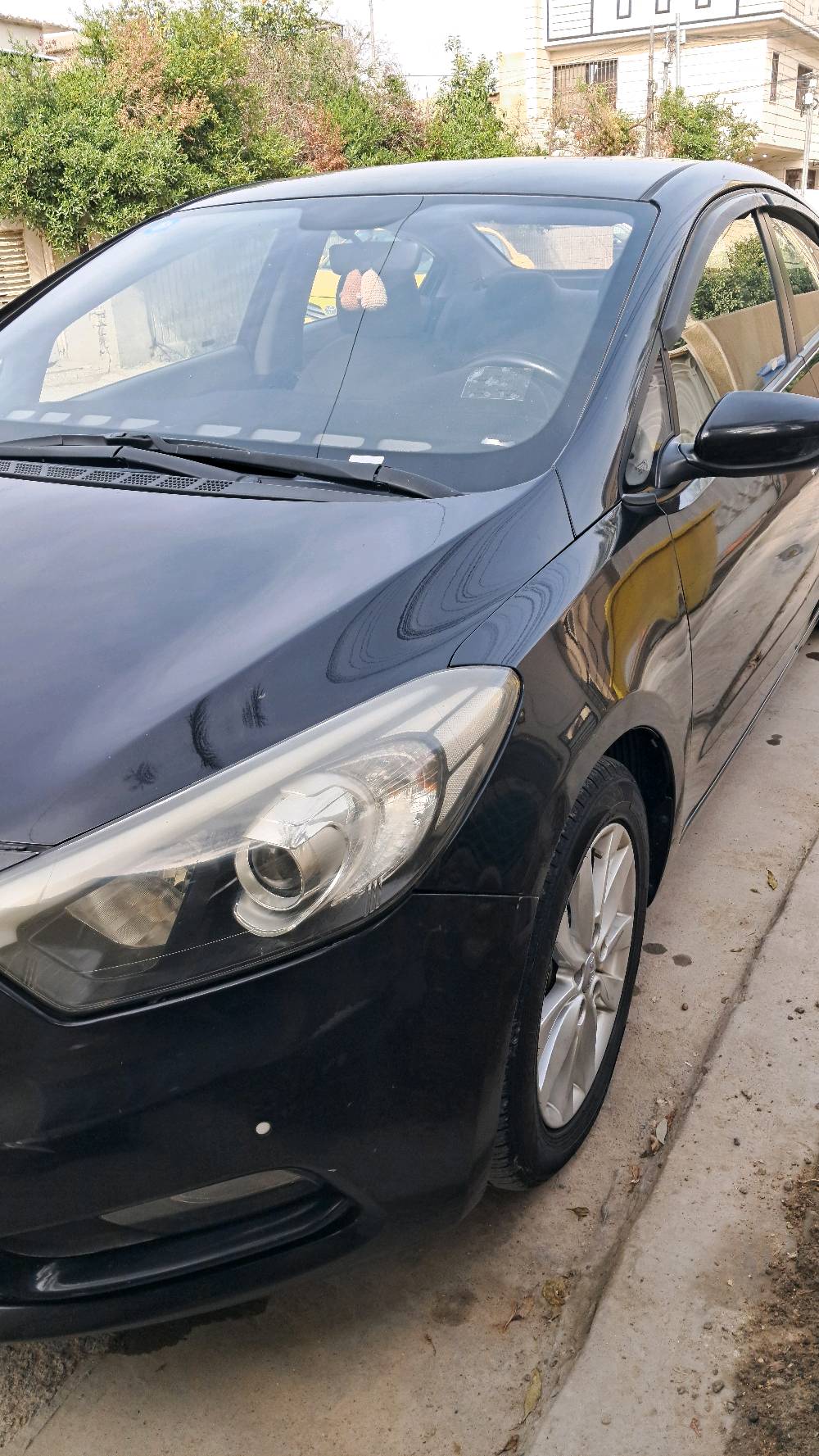 السلام عليكم ورحمة الله كيا سيراتو للبيع وكالة الشركة الدوليه  موديل2015 نظافة السياره شوف العين والفحص أن شاء الله عندي بيها باب الخلفي الأيمن بدلته أباب أصلي أثر شخط نافذ وطلقه بالقمارة بيها والسونار موضح كلشي كير مكينه جيد جدآ مكفولات من الفتح تخم تاير جديد السياره ماشيه 156الف كم السنويه بأسمي مكاني بغداد حي الجهاد السعر 113$وبها مجال بسيط للأستفسار الاتصال بالرقم ***********