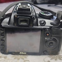كامره نيكون للبيع سعر 200وبيهه مجال بسيط 07806343412