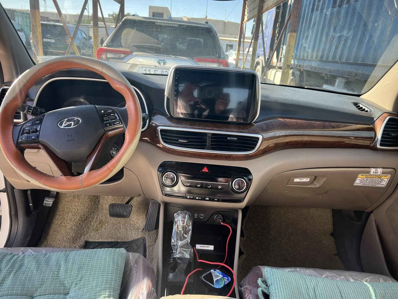 توسان للبيع موديل2019 لون أبيض خليجي محرك 2000 ،لايت 5عدسات كشن كهرباء ،داخل صاج كُشنات جلد،شاشه كبيره،للتواصل :رقم التلفون؛***********
