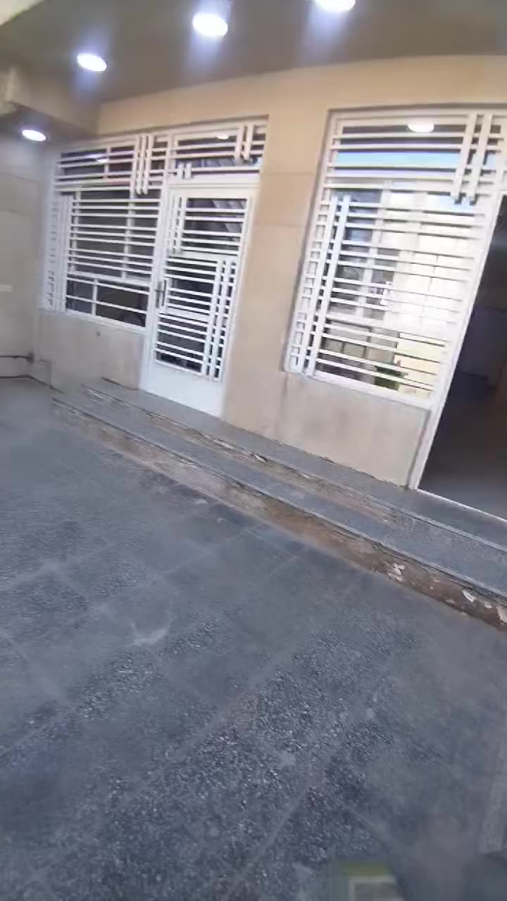 للايجار في حي الجامعه بغداد طابق ارضي ٢نوم وصاله ومطبخ وهول وكراج وترك خلفي قرب مدرسه الفاروق ومدرسه الانبار للاستفسار الاتصال على مكتب العاني للعقار *********** او *********** حي الجامعه شارع مركز الشرطه
