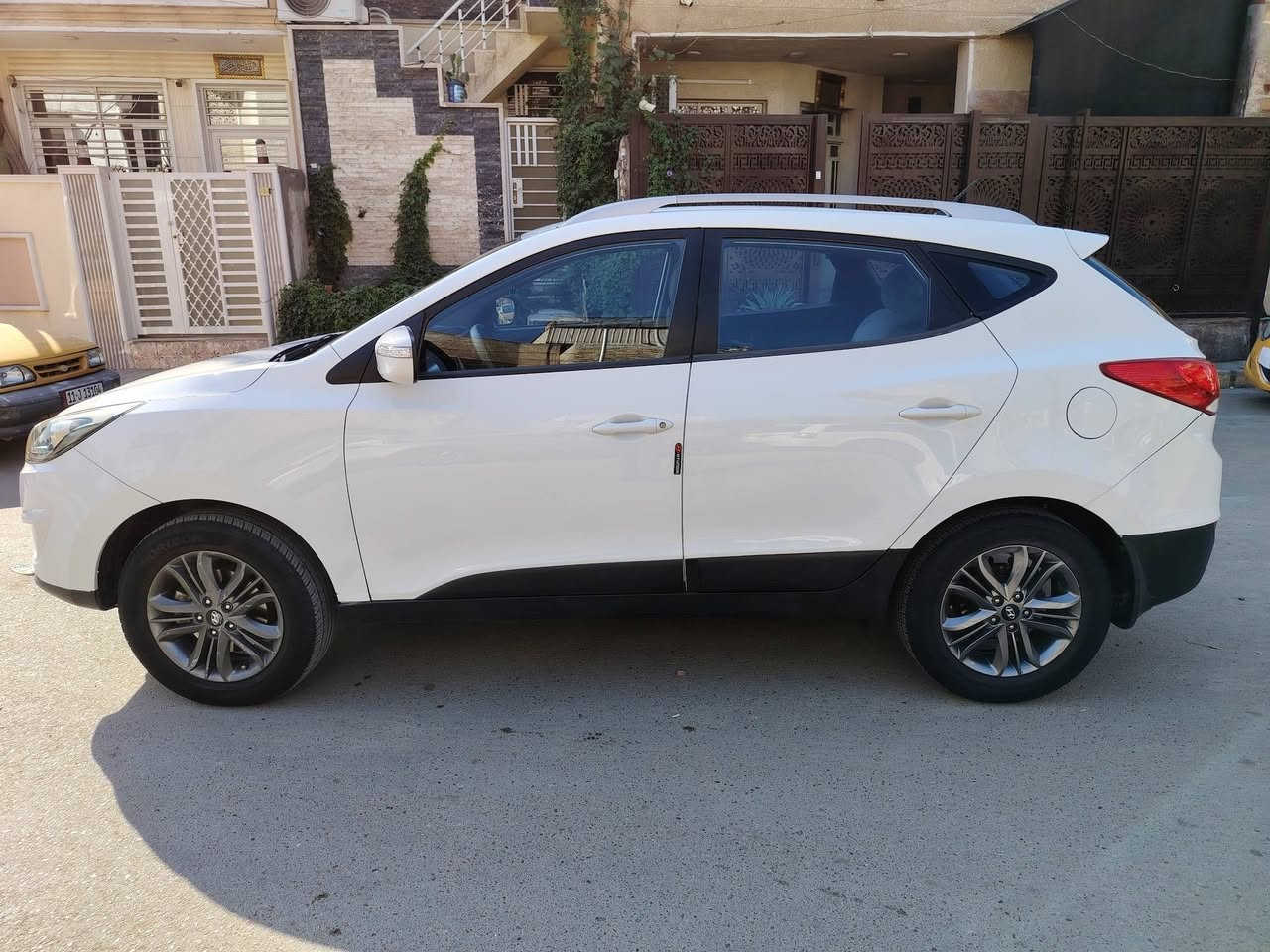 Tucson 2015 خليجي
محرك Doch 2000
ماشية 117800 كم
المحرك سليم 
تدفئة سليم
الگير نازل وصاعد لحيم حاضنة من الاسفل 
مع تبديل دهن الگير والحمدلله 
السيارة خير من الله
صدر امامي خلفي جديد
تخم تاير جديد
عبوة بنزين كاملة
تخم بلكات جديد
تخم مجاول جديد
ادامة مستمرة كل 5 اشهر
دهن ادينول الأصلي 30-5
سنوية ساقطة هاي السنة شهر الثاني
التبريد ما مشتغل بالشتاء لو غاز لو ليك لو طلقه
السونار مرفق بالمنشور وبي التفاصيل
الي حاب يسوي سونار جديد على حسابه براحته اني بائع فقط

السيارة متواجدة صباحاً تقاطع حي اور 
مساءاً حي القاهرة 
سعر السيارة 143$

للتواصل
***********
