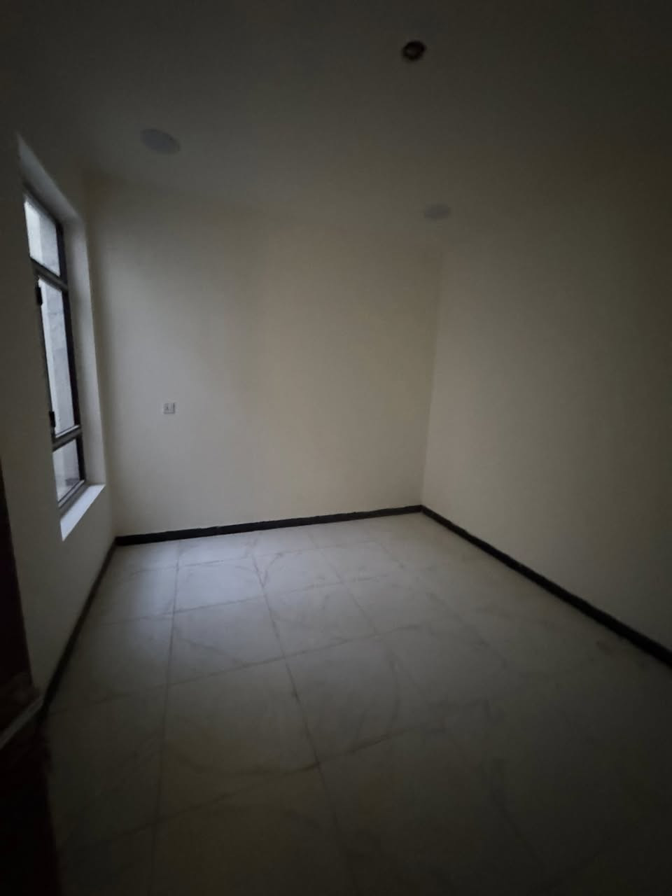 مشتمل للبيع مساحه ٥٠ متر يحتوي على غرفتين نوم وصاله ومطبخ ومنور وخدمات المشتمل  بناء حديث حي الجهاد خلف مطعم ريلاكس الاستفسار اتصل على ***********
