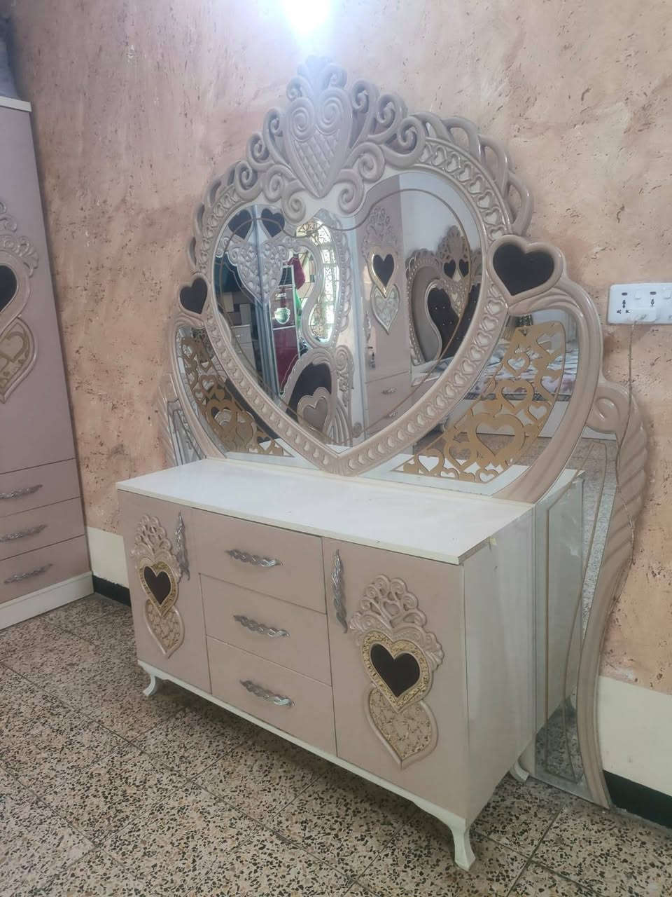 غرفه تركيه 10 قطع ب600 وبيها مجال بسيط ضرر مجرات الملحق يرجعن طبيعي اثناء الفتح والشد
مكان بغداد المعالف قرب تقاطع درويش
***********
