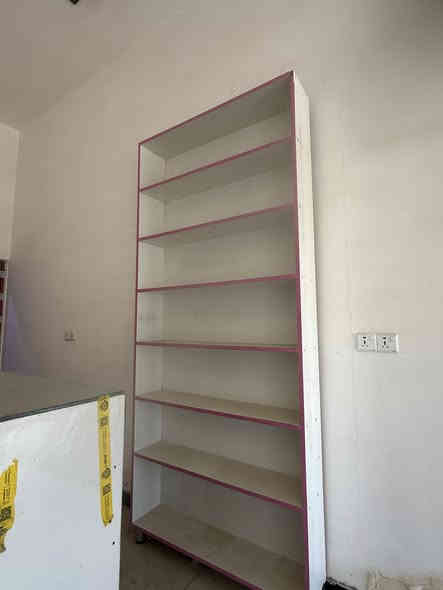 عارضات عدد 2و فاترينة عدد 1للبيع و عارضة اليودة و عارضة مناظر بيع شلع السعر السعر 250مكاني بغداد الغزالية رقم ***********و بيهن مجال
