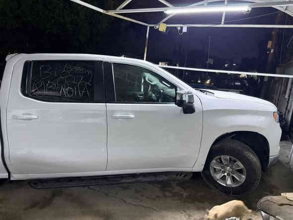 السلام عليكم سلفرادو 2024 مصبوغه عام محرك 8 سلندروماشيا 8 الف  ورايدها 19500$وىي استفسار ***********  وتساب
