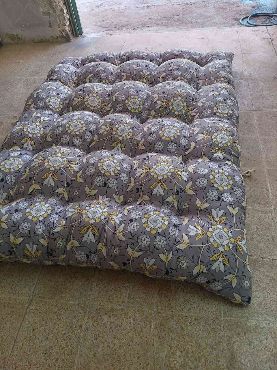 يوجد خدمة توصيل خياطة ومفروشات السكر لعمل وبيع كافة انواع المفروشات مستعدون لعمل جهاز العرائس المطارح والجودليات وعمل دواشك الفقرات مستعدون لنفش الصوف وندف القطن حي السكر قرب جامع الرحمة موبايل*********** يوجد خدمة توصيل
