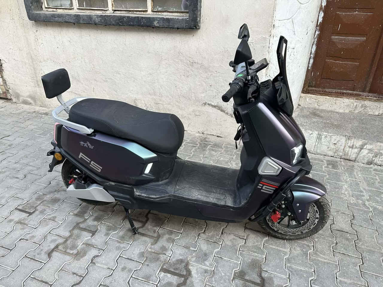 السلام عليكم للبيع دراجه الموديل الجديد الصاعقه لون مميز 
دراجه ٦ بطاريات ولايت عدسه LED عالي ناصي وبيه منفذ شحن للتليفون الدراجه شاشه دجيتال والدراجه بيه 3 سرعات  
سرعه 100  فجوج بريك رياضي 
دراجه جديده ومستعمله قليل مو هواي السعر مليون و١٠٠ الف 

*********** اي استفسار اتصل
