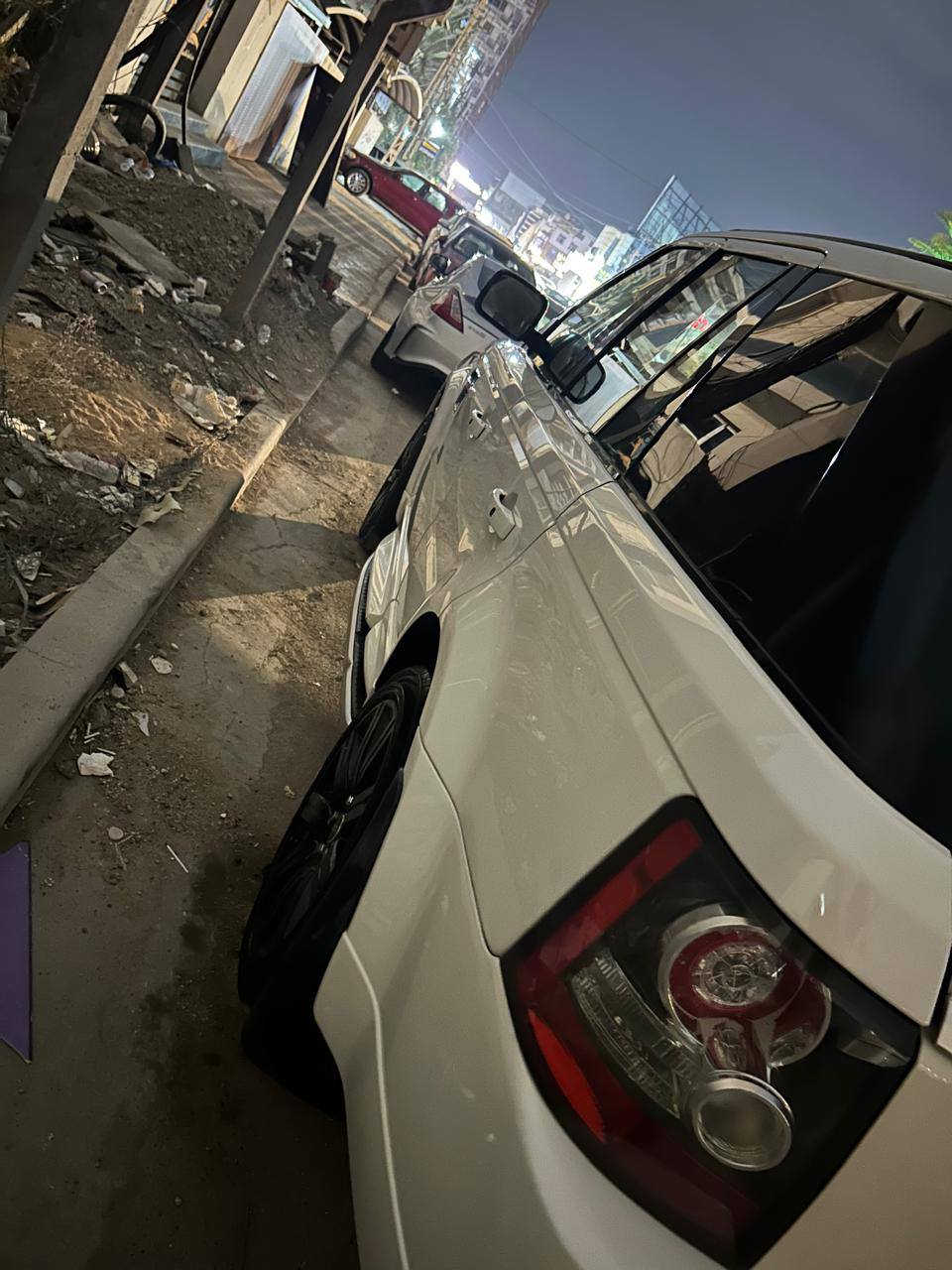 سلام وعليكم رانج روفر سبورت 2010 مراوس حسب القناعه شعندك نزل ب تعليقات 
محرك 8v عادي المرغوب كير محرك كفاله سيارة بيه نصف بنيد وجاملخ صبغ فقط والباقي كفاله سيارة نضيفه مناقصهة شي                              فول مواصفات.                                                                 فتحه.                                                                                تشغيل بصمه                                                                             دخول ذكي اربع ابواب.                                                     مري شفط +قلاب                                                             اربع ابواب بصمه.                                                             جنطه شفط.                                                                        كشنات كهربائي خزن 3 وضعيات.                                        جوبلسات تصعد وتنزل ⬆️⬇️ شغاله.                                  دبل اكسل                                                                         مثبت سرعه.                                                                     ستيرن كهربائي.                                                                وضعيات قياده                                                                كامره خلفيه.                                                                    حساسات اماميه خلفيه.                                                     تبريد قطعتين.                                                                  وبعد اهواي مواصفات مواصفات رانج معروفة.                      كهربائيات كله بلاديه تبريد تدفئه شغال مكان سياره بغداد                         التواصل عله الرقم ***********
