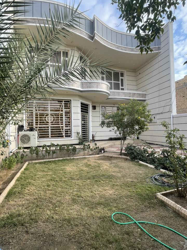 السلام عليكم 
دار للبيع في منطقة الخاجية(7712) المساحة 267 متر  على شارع سايدين تجاري قرب شارع 30 وجه الدار على شارع بدرة رصيف عرض 5 امتار 
للاستفسار الاتصال على الرقم ***********
