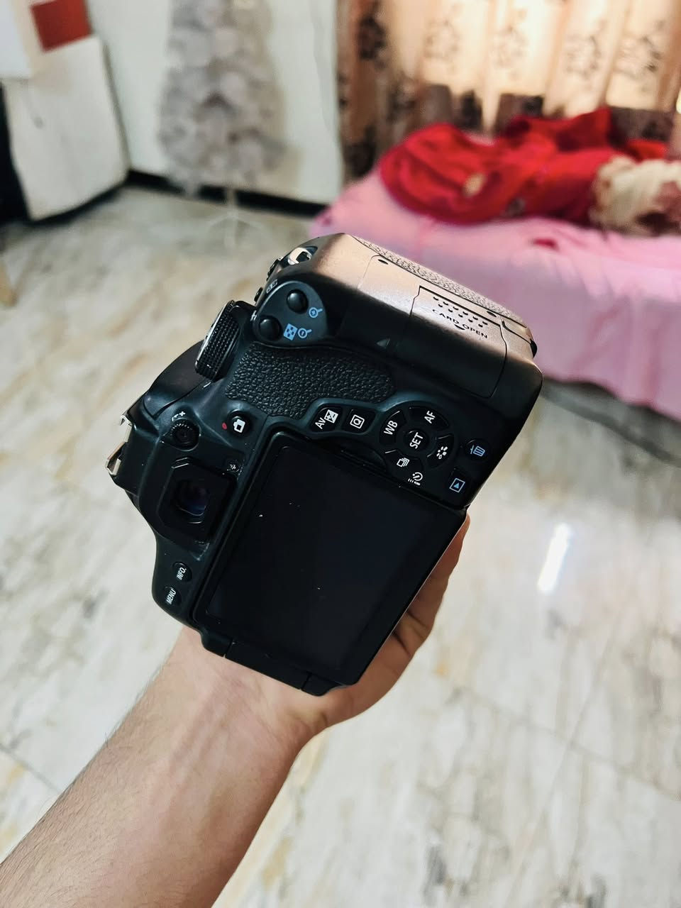 📸 للبيع: عدة تصوير فوتوغرافي وفيديو احترافية متكاملة (باكيج كامل)
للبيع مجموعة تصوير احترافية (بكج واحد)، الأغراض مستعملة ونظيفة جداً وبحالة ممتازة، مثالية لصناع المحتوى والمصورين.
محتويات المجموعة:
1. كاميرا (Canon EOS 750D):
• نظافة عالية جداً.
• شاشة لمس متحركة، تدعم (Wi-Fi) لنقل الصور والمقاطع مباشرة للموبايل.
2. عدسة شاملة (Tamron 28-300mm Macro):
• عدسة جوكر تغنيك عن كل العدسات، تصلح للتقريب (Zoom) العالي وللتصوير القريب (Macro) بدقة خرافية.
3. مانع اهتزاز (Gimbal) نوع (Zhiyun Weebill S):
• العملاق الصغير لتصوير الفيديو السينمائي بدون أي اهتزاز، مع كامل ملحقات الموازنة.
4. قبضة بطارية (Battery Grip) أصلية من Canon:
• لإعطاء مظهر احترافي للكاميرا ومضاعفة وقت التصوير (تشيل بطاريتين).
5. حقيبة ظهر (Backpack) احترافية:
• مبطنة ومخصصة لحماية الكاميرا والعدسة والمانع مع تقسيمات داخلية.
6. ملحقات إضافية مجانية:
• حزام الرقبة الأصلي.
• شاحن وبطارية.
• منفاخ تنظيف احترافي.
• هود (Hood) للعدسة وحماية مطاطية.
💰 السعر: 850 ألف دينار (سعر قفل بدون تفاوض).
📍 العنوان: بغداد - حي الشعب.
📞 للتواصل واتساب أو اتصال: ***********
