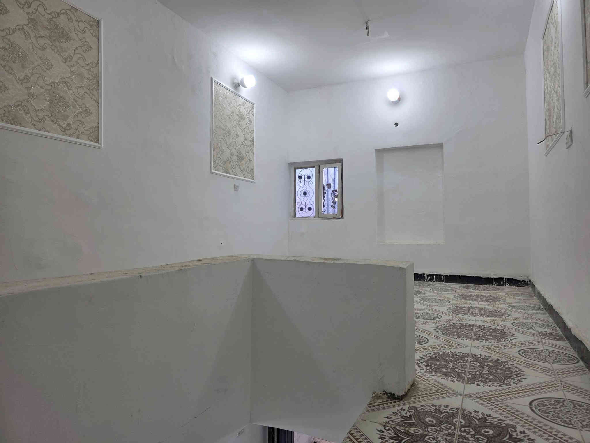 السلام عليكم 
مشتمل للبيع طابو ٢٥ ومرقم من البلدية المساحة ١٠٠ متر كوت حي الحكيم قرب معمل الاوكسجين مقابيل الدبية 
يتكون من طابقين 
الطابق الاول مطبخ وصالة كبيرة وصحيات ومنور 
والطابق الثاني غرفة نوم وصالة كبيرة والطابق الثالث بيتونه 
الاساس طابوك والبناء بلوك وطابوك صب مسلح 
السعر ٢٤ وقابل للتفاوض 
مراجعة مكتب دلالية السعيدي قرب حسينية ياسر خليفة 
للاستفسار 
٠٨٨٣٣٤٤١١٤٠ واتس اب 
*********** احمد السعيدي
