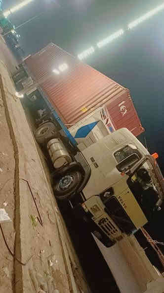 سلام عليكم فولفو للبيع راس وعربانه جديد تخم تاير راس وعربانه رقم الانبار كير ومحرك مكفول سياره جديده وسعرر 180 والي مو شراي لا يتصل ***********
