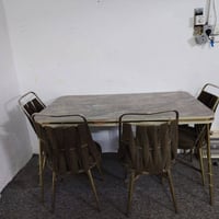 ميز طعام • جديد • ما بيه ضرر