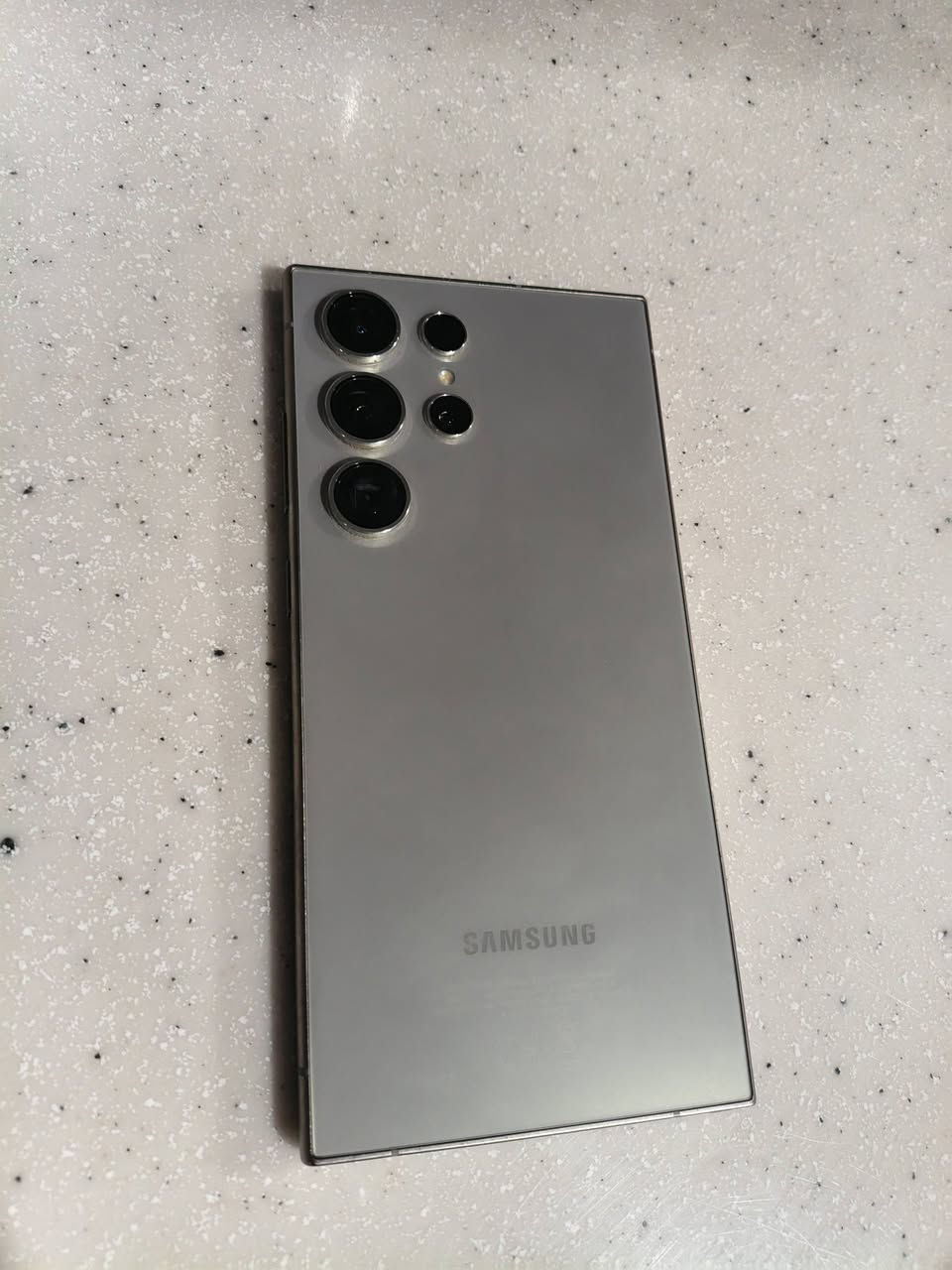 للبيع سامسونج اس 24 الترا 256 لون سلفر جديد جدا جدا بدون لا طخه ولا شخط مع كرتونه وكافه ملحقاته مع هديه ست كفرات ب 925,000 قفل بدون عمله مكاني بغداد 
***********
