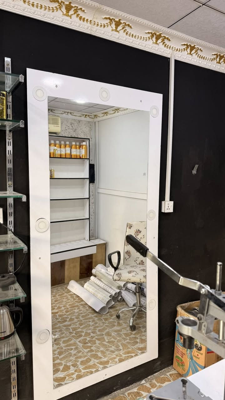 رفوف مستعمل جام مترين رف خشب 3امتار
مع ميز 280 مع مرايه للبيع 
***********
المكان كركوك طريق بغداد
