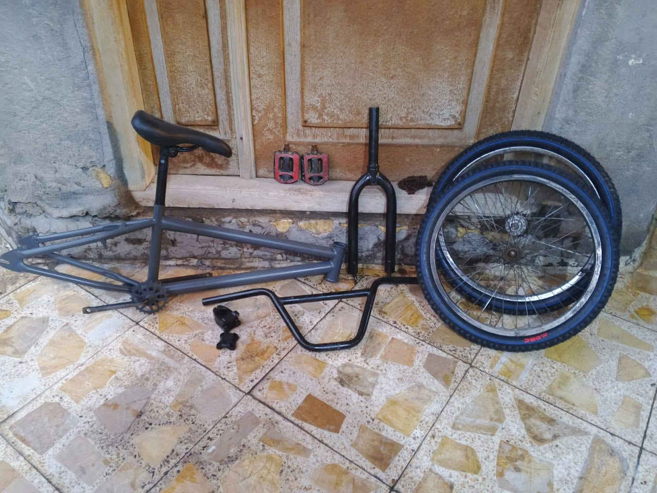 مكلف بالنشر لا تراسلني BMX بي ركلة بل ويل الورة يركل ولماشة هم شوي تركل التاير الورة ينفس بس ما مبنجر جديدات التيوب السعر  ٣٥ ***********وبي   مجال هذه رقمي اذا تريدة تعال واتساب ما متواجد على الفيسبوك او السوق المفتوح
