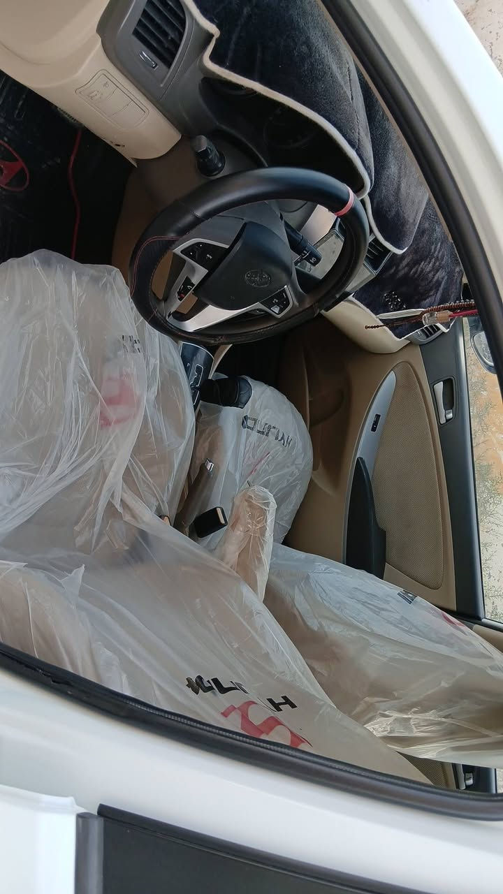 السلام عليكم
اكسنت ٢٠١٥ خليجي 
كير ومكينه كفالة 
تخم تاير جديد 
باتري جديد 
منظومة بانزين جديدة كاملة 
سنوية ٢٧
رقم بغداد انكليزي 
ماشية ١٨٨ الف
شاشة 
كامرة 
تحكمات استيرن 
دواخل نظيفه كلش 
التبريد كمبريسر عطل قبل يومين 
بيهة ربع رشة صبغ بدون معجون بالجاملغ الخلف العبري وبالجاملغ مال السايق ربع رشة هم بدون معجون 
السعر ٩٣ وبيهة مجال قليل 
***********
المكان ديوانية مركز
