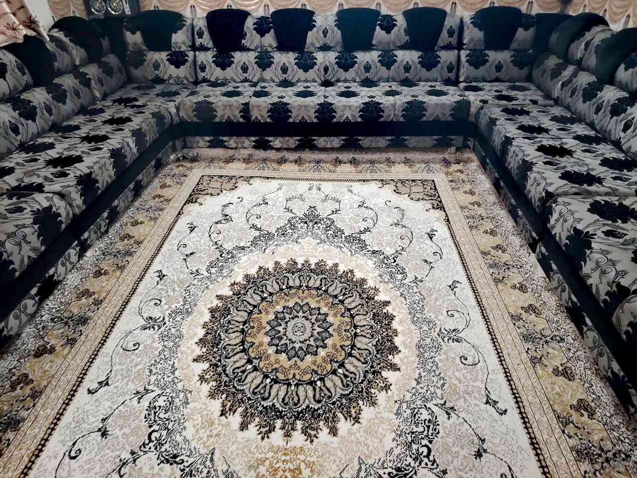 ديوان ١٢ مترللبيع اب شرط درجه اولى خشب عراقي السعر ٥٠٠ الاستفسار على الرقم *********** وكورك ***********
