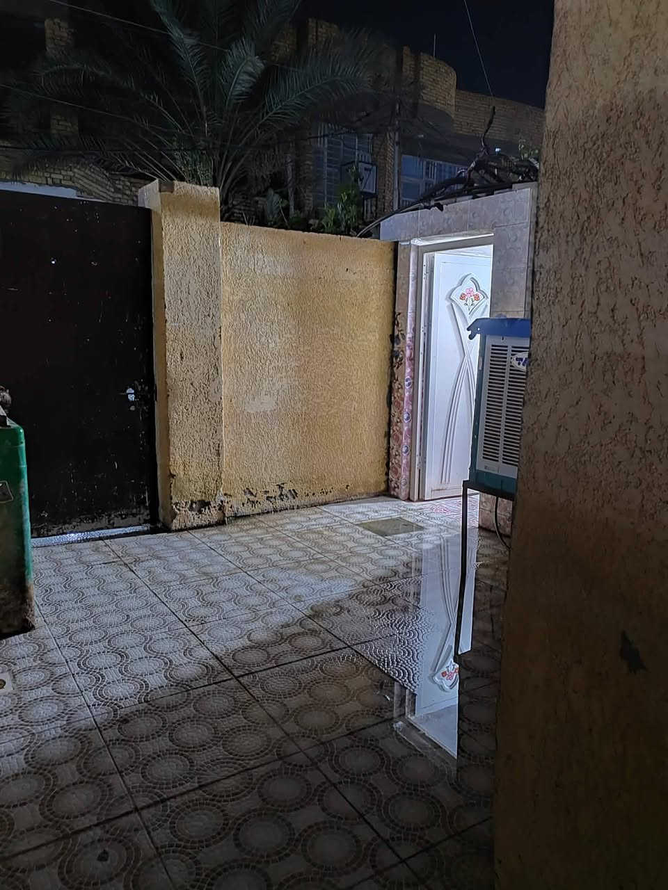 عقار للبيع 
مشتمل للبيع طابقين   شارع سيد يعقوب يم مجمع احمد الدهامي طابق اول  صاله مطبخ استقبال

طابق الثاني غرفتين

خدامات كامله البيت حر يباع نقد و ماراوس ابيت 200متر  السعر 90وبي مجال تفاصيل اكثر *********** 

***********
