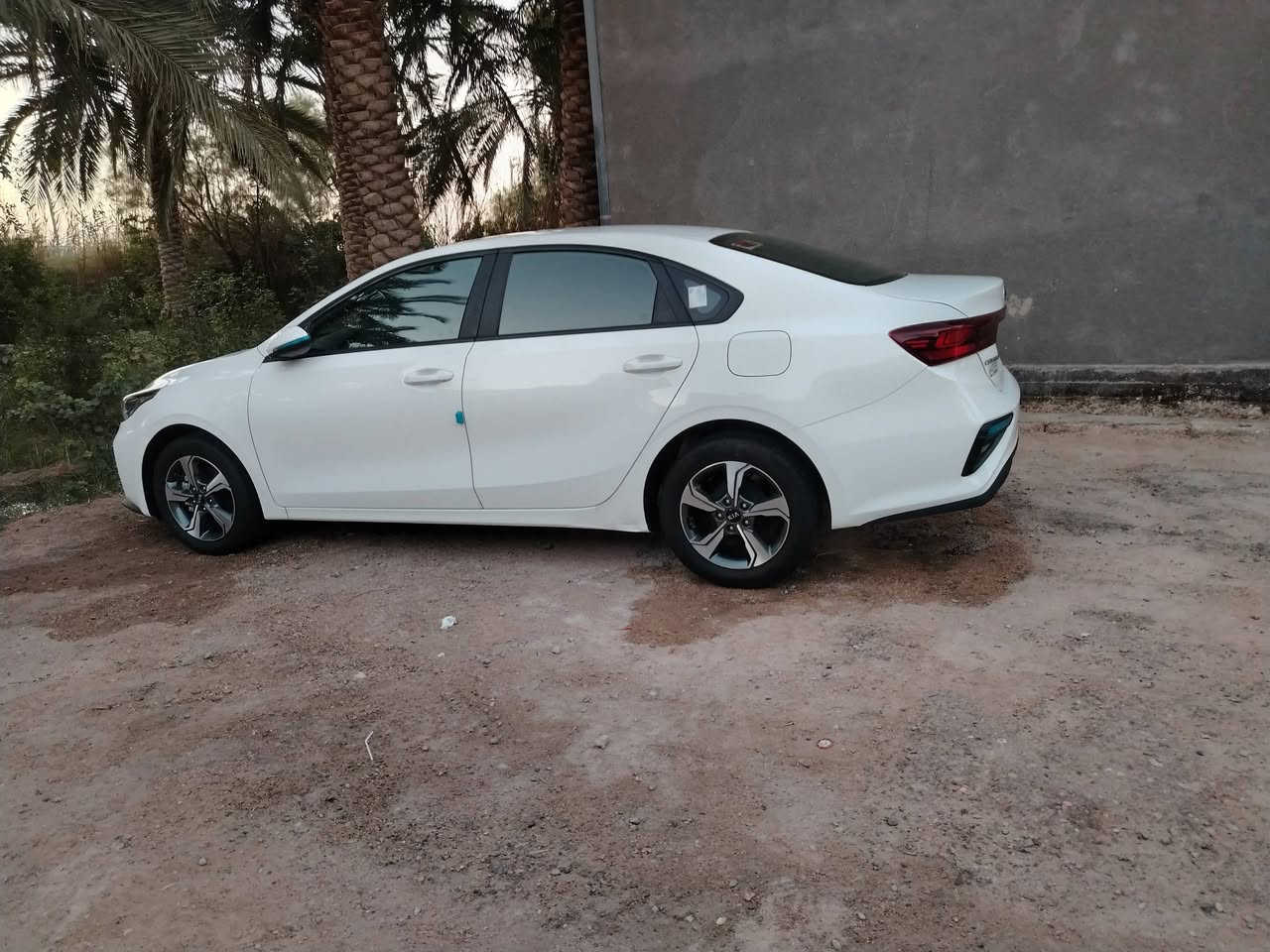 سلام عليكم كيا سيراتو 21 خليجي ١٦٠٠ الجاملغ الخلفي صبغ ولباقي كفاله ماشيه ٦٠ نص فول رقم بغداد بسمي مكان الرميثه ***********
