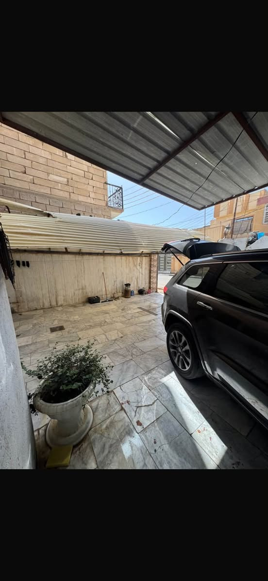 البيت مساحته ٢٠٠ متر بحي الأطباء يبعد فرعين عن الشارع العام بفرع مأكولات بيروت يسار يمين الحي معروف وراقي 
يحتوي على غرفتين نوم + سويت + ممر فاصل ومنور بين الغرفتين مطبخ
و استقبال
ابعاد الغرفتين خمسه بخمسه عرض وطول
الاستقبال 6 ب 4
المطبخ 4 ب 7
مساحة الطاره 6 ب 10
مع صحيات خارجيه 2 تحتوي على حمامات ثنين 
فقط الصاله معزوله بدون سقف مع وجود الدرج يعني فقط السقف تحتاج
مطبخ واستقبال عكاده فقط السقف حياطين  وطابوك جمهوري وباقي البيت كله طابوق جمهوري 
البيت مرتب وجيد جداً يصلح للسكن 
(((ملاحضة )))
اني صاحب العقار شخصياً وبأسمي والبيت مكفول من  سحب واعادة تسجيل وشرط الفحص علماً ان سعر القطعة 210 مليون 
والبيت كامل سعره 225 ابيعه بسبب ضروف!! *********** بي واتساب
***********
