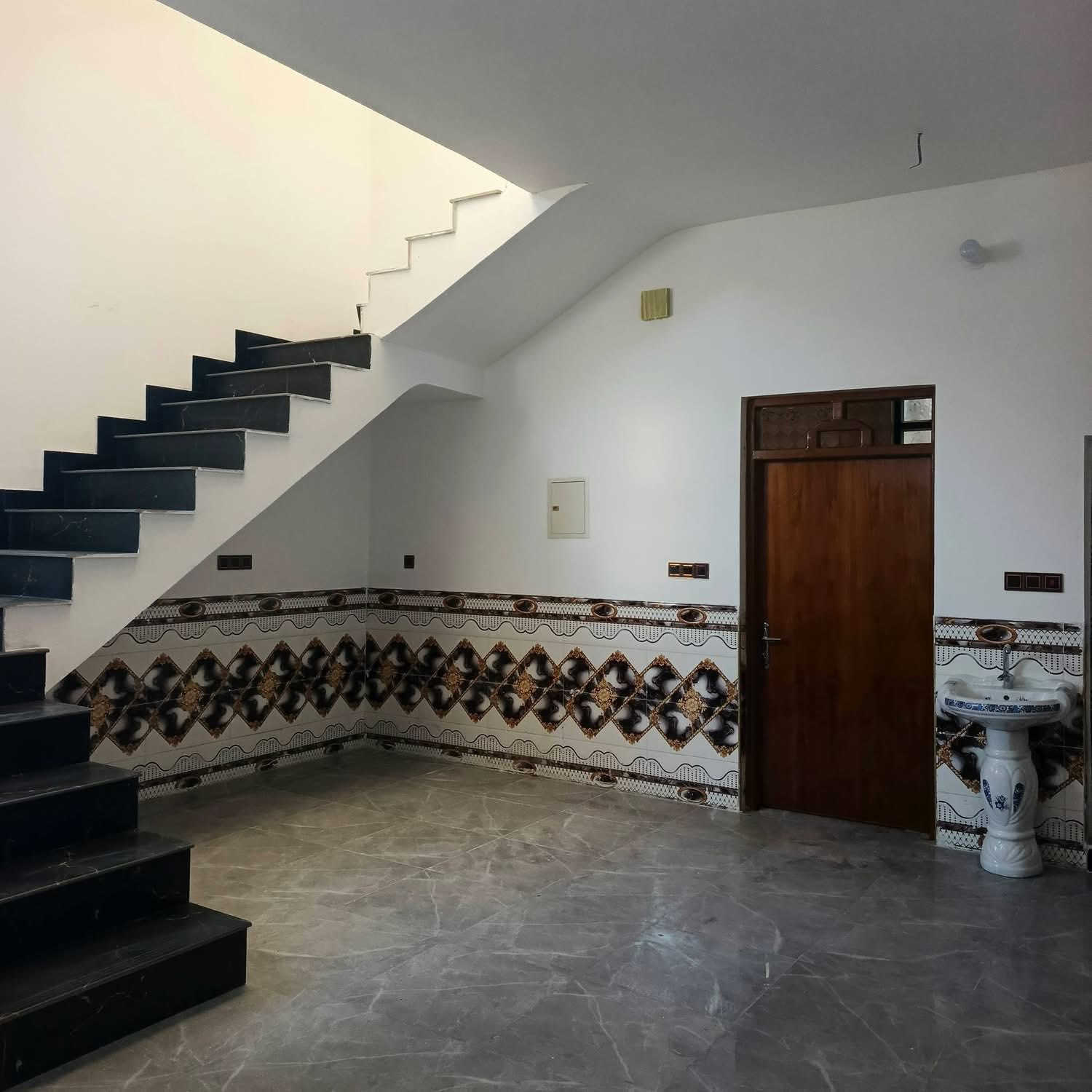 يعلن مكتب الجزاع للعقار 

عن دار اللايجار المساحة 150 متر طابقين ☑️

يتكون الطابق الأول غرفه نوم صاله حمام ☑️ 

مبطخ ستقبال مناور عدد ٢ صحيات كيزر ماء

 ☑️ 

والطابق الثاني متكون من غرفتين نوم 💯

صاله حمام بلكونه ☑️

الدار بعده جديد محد ساكن بي 💯 

ملاحظة..... عندك فقط نقص الارضية مال قاط الثاني 💯

_____________________________

موقع الدار الأنبار الفلوجه حي الجيغيفي الثانيه قرب أسواق جنه

💯💯☑️

أي ستفسار الاتصال على الأرقام التاليه 💯☑️
***********
